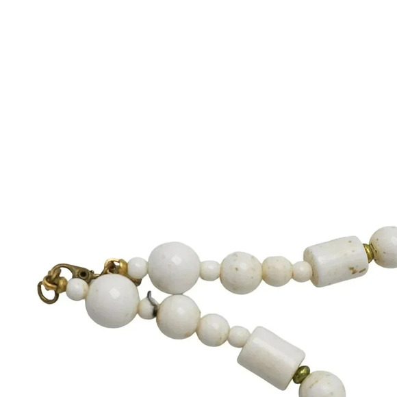 Monet White Acrylic Ball Beaded Long Necklace Lobster Closure Vintage - Picture 5 of 7